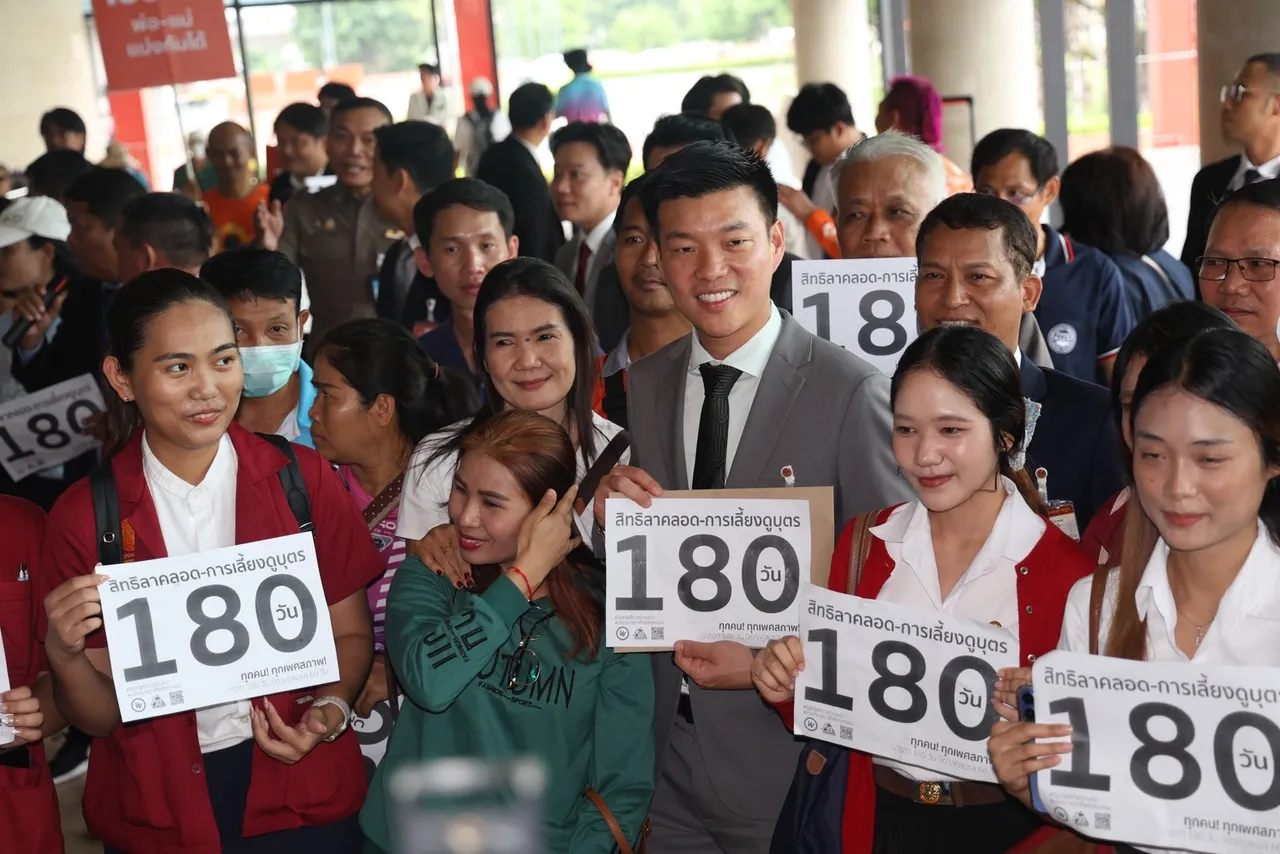 เท้ง ณัฐพงษ์  รับหนังสือ WeFair หนุนร่างกฎหมายขยายสิทธิ