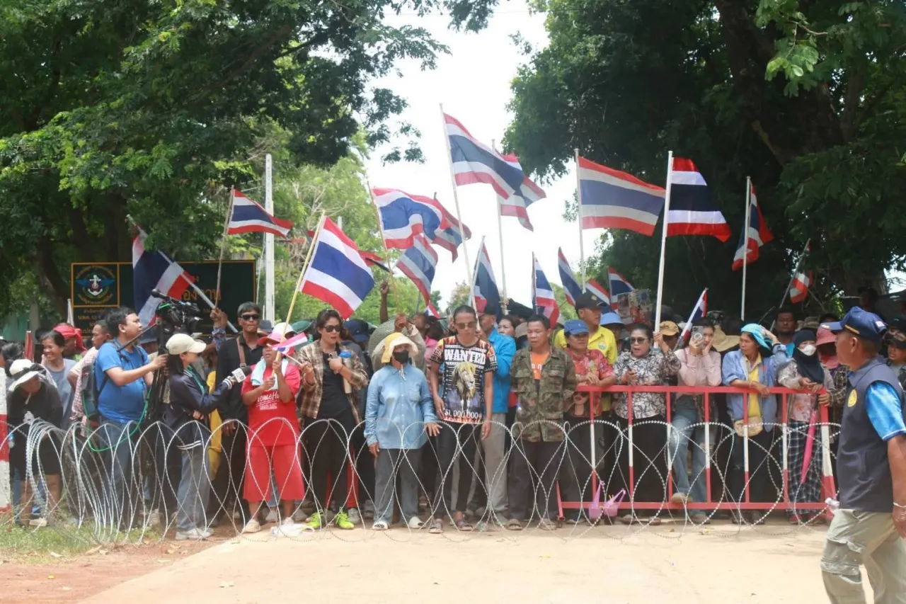 หนองจานยังตึงเครียด ทหารกัมพูชาเกณฑ์พระ-ชาวบ้านประชิดรั้ว