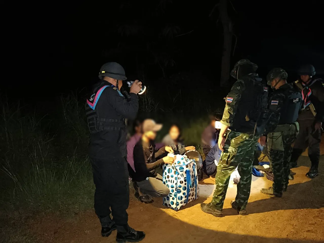 จับยกครัว 9 คน  แรงงานกัมพูชา เดินเท้าลักลอบเข้าไทย