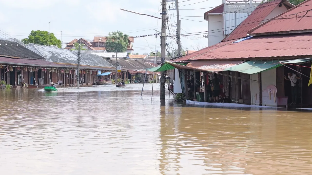ตลาดน้ำอัมพวา ถูกน้ำทะเลหนุนสูงเข้าท่วมทางเดินเท้า ไม่กระทบ