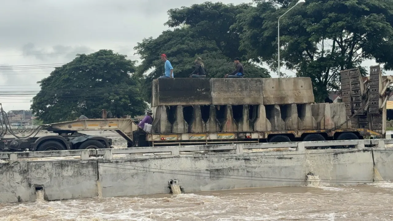 สะพานป่าโมก  ให้ถนนทางหลวงหมายเลข 33 กลับสู่สภาวะปกติ