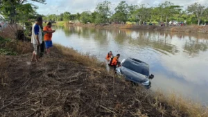 รถไฟฟ้าพุ่งตกคลอง