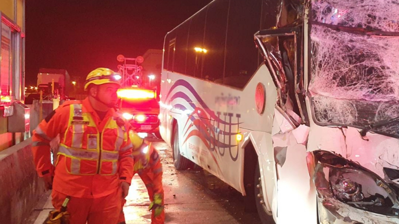 รถบัส ม.ดัง พุ่งชนท้ายกันคาด่านเก็บเงินมอเตอร์เวย์เจ็บ 41