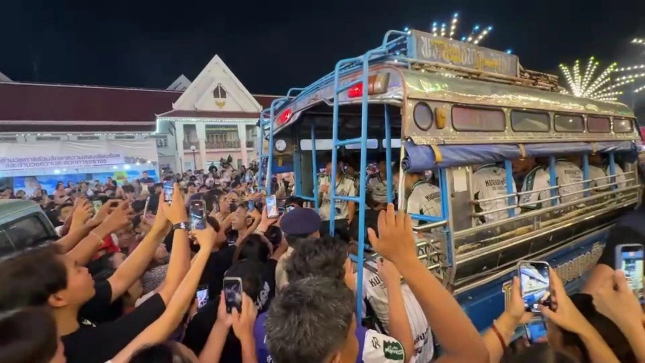 รถขนฝัน ต้อนรับทีม “หมอนทองวิทยา” แน่นศาลากลางจังหวัด