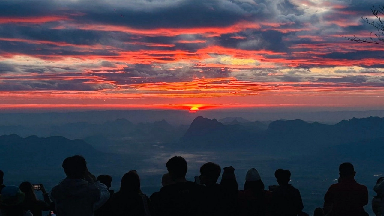 ยอดดอยภูกระดึง อุณหภูมิลดต่ำสุด 10.5 องศาฯ นักท่องเที่ยว