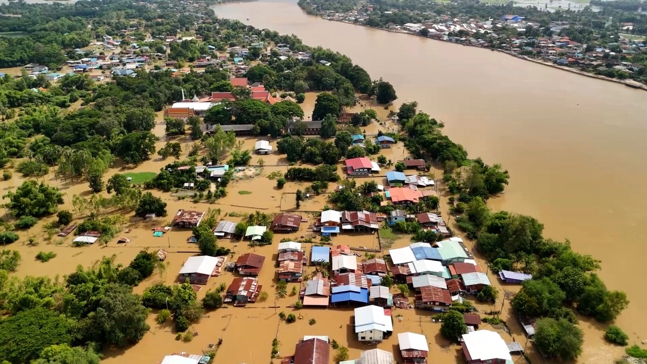 น้ำท่วมชัยนาท ยังอ่วม 11 โรงเรียนปิดไม่มีกำหนด ปรับการเรียน